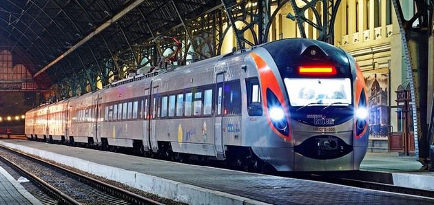 Укрзалізниця запускає поїзд з Києва до Вроцлава. В Укрзалізниці повідомили, що з 8 грудня запускають новий безпересадковий вагон, що курсуватиме сполученням Київ-Вроцлав.