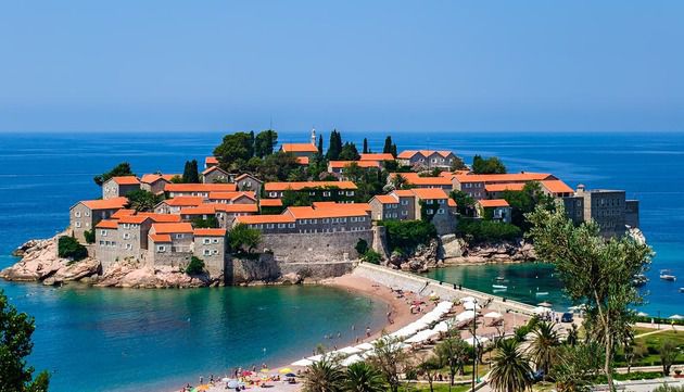Сонячна Чорногорія: курортна країна, яка здивує вас красою. Чорногорія дуже компактна країна — менше, ніж за день можна проїхати на машині з одного кінця країни в інший.