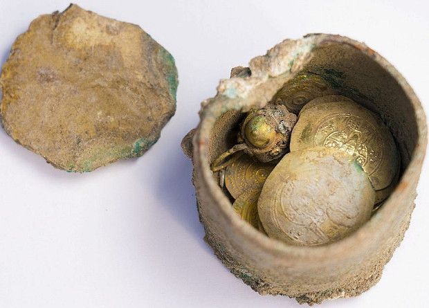 Архелоги знайшли в ізраїльській Кесарії горщик з 24 золотими монетами. Дослідники вважають, що скарб зарив житель міста, убитий під час вторгнення хрестоносців в 1101 році.