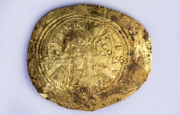 Архелоги знайшли в ізраїльській Кесарії горщик з 24 золотими монетами. Дослідники вважають, що скарб зарив житель міста, убитий під час вторгнення хрестоносців в 1101 році.