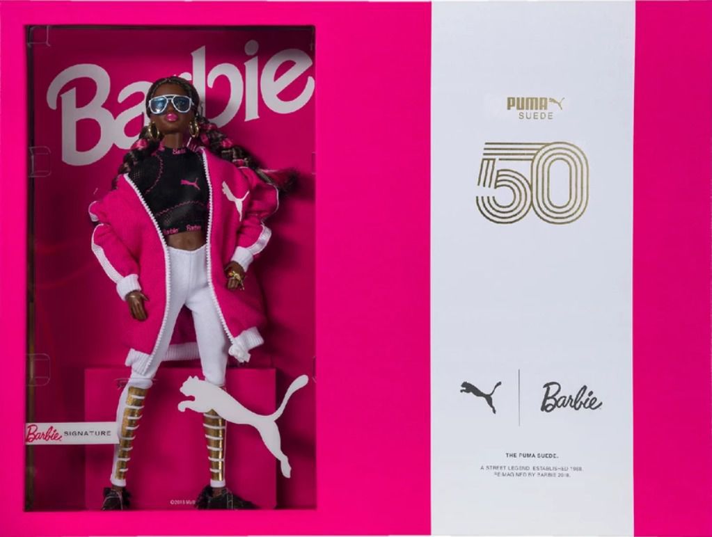 Ляльки і кросівки: Mattel і Puma створили капсульну колекцію. У колаборації брендів вийшли дві версії цієї моделі, доповнили логотип і банти Barbie.