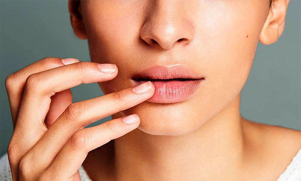 Яким має бути догляд за губами у холодну пору року. Щодня наносіть на губи зволожуючий бальзам або гігієнічну помаду.