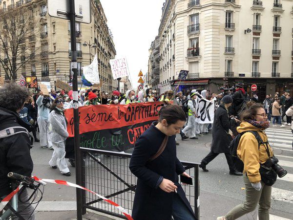 Протести у Парижі: поліція затримала майже 500 "жовтих жилетів", є поранені. Десятки поранених, мітингувальники споруджують барикади.