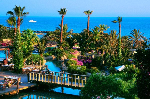 Тікаємо від морозів: сонячний і теплий Кіпр. Острів Кіпр — це дуже чисті пляжі, міні-круїзи, таласотерапія та грецька кухня смачна.