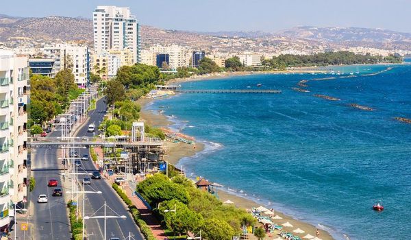 Тікаємо від морозів: сонячний і теплий Кіпр. Острів Кіпр — це дуже чисті пляжі, міні-круїзи, таласотерапія та грецька кухня смачна.