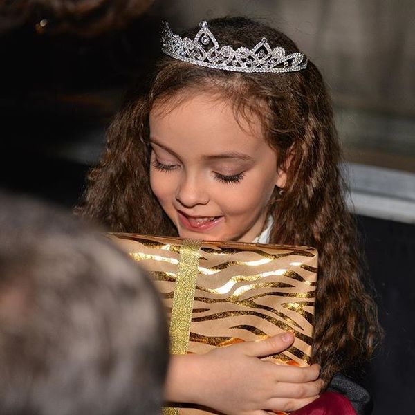 Кіркоров похвалився подарунком, який Пугачова подарувала дочці на 7-річчя. Маленька Алла-Вікторія з задоволенням красувалася в обновках, раділа подарункам від зіркових гостей.