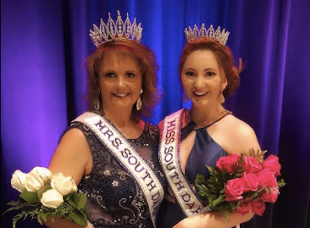 Мати і дочка одночасно стали королевами краси. У штаті Південна Дакота мати і дочка одночасно отримали титул королев краси на міжнародному конкурсі.