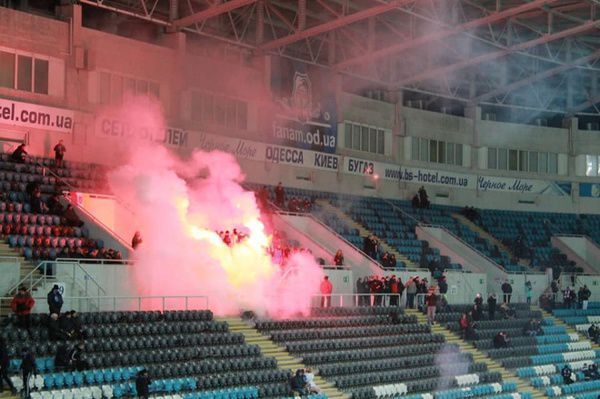 В Одесі під час футбольного матчу між командами "Чорноморець" і "Ворскла" підпалили сидіння. В Одесі під час футбольного матчу вболівальники запалили фаєри і підпалили сидіння, 12 осіб доставили до Приморського відділу поліції.