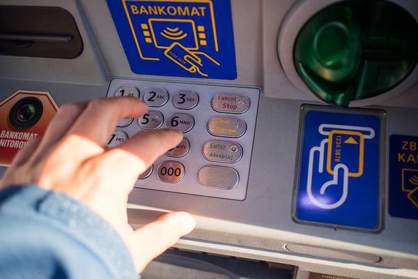 Електронне пенсійне посвідчення: що це таке і які його переваги. Українські пенсіонери можуть оформити електронне пенсійне посвідчення, що поєднує в собі і банківську картку і посвідчення особи.
