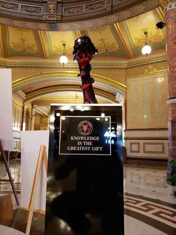 Церква Сатани у США встановила в Капітолії свою різдвяну статую. Але насправді Сатана тут майже ні при чому.
