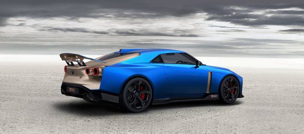 Nissan представив лімітовану версію спорткара GT-R50. В інтер'єрі використовують багато карбону, чорну алькантару й італійську шкіру найвищої якості.