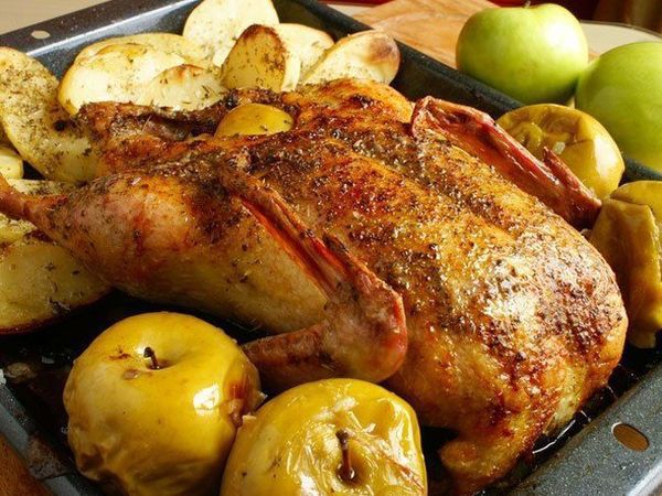 Качка з яблуками: смачні рецепти приготування. Качка з яблуками - це старовинна страва слов'янської кухні, яку готували ще в печі наші предки.