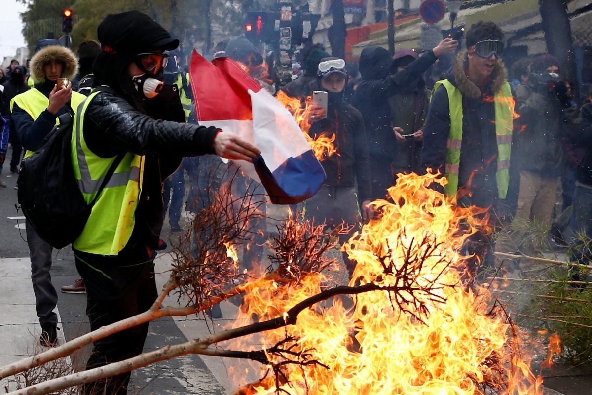 У Франції затримали 1700 осіб через протести "жовтих жилетів". Всіх підозрюють у скоєнні масового злочину.