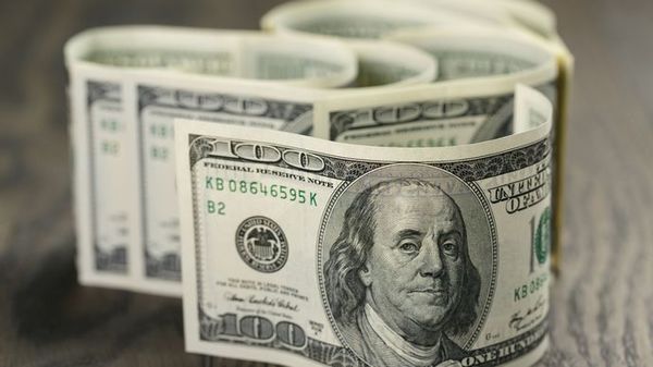 Українці у листопаді купили валюти на $90,5 млн більше, ніж продали. Згідно з даними Нацбанку, обсяг купівлі склав $1,009 млрд.