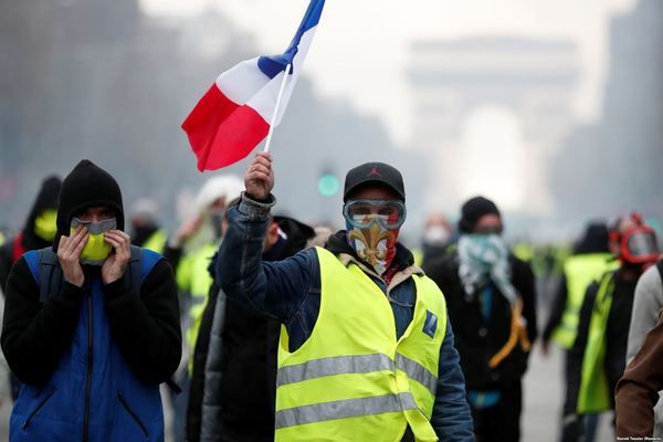 У Франції оголошено надзвичайне економічне становище. Президент заявив, що засуджує насильство і методи, якими скористалися багато протестувальників.