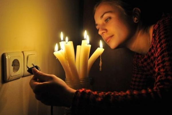 Майже 100 тисяч жителів Троєщини можуть залишитися без світла. Електричні мережі не витримують навантаження через систематичні поломки і велику кількість включених електроприладів.