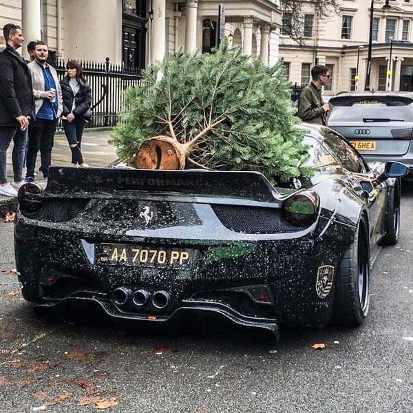 Українець привіз новорічну ялинку на суперкарі Ferrari 458 у Лондон. Купе Феррарі 458 з України здивувало жителів Лондона.
