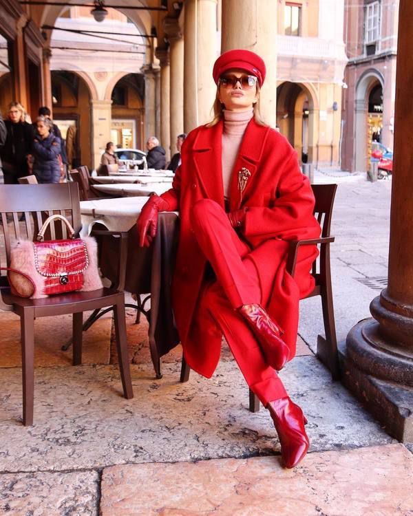 Цікаві ідеї, як носити червоний колір жінкам за 40. Червоний колір - це занадто яскраво для зрілої жінки? Негайно викиньте це з голови.