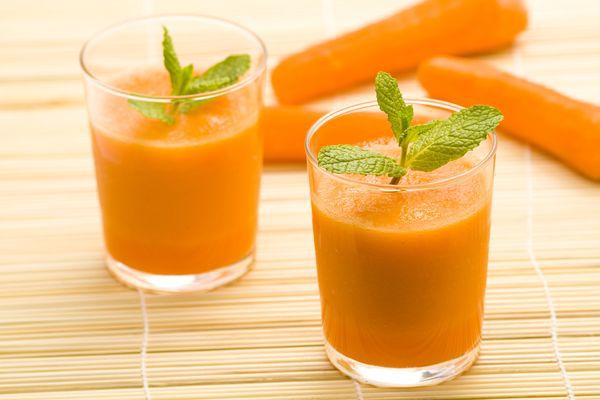 Морквяний сік: корисні властивості напою. Морквяний сік містить харчові волокна, бета-каротин, антиоксиданти, та й взагалі — морква просто переповнена корисними для організму речовинами.