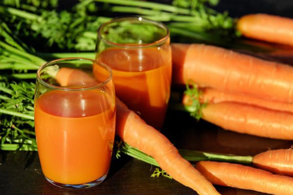 Морквяний сік: корисні властивості напою. Морквяний сік містить харчові волокна, бета-каротин, антиоксиданти, та й взагалі — морква просто переповнена корисними для організму речовинами.
