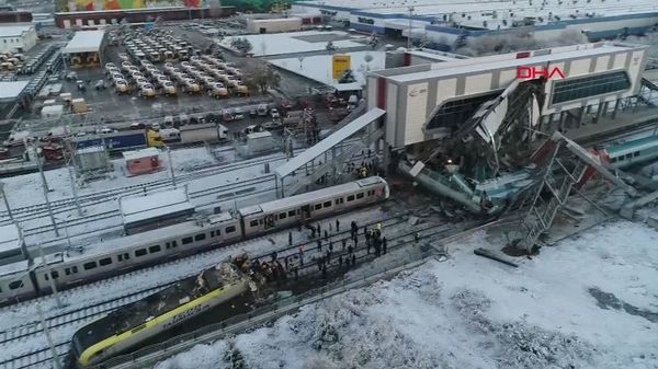 Дев'ять чоловік загинули після аварії швидкісного потягу в Анкарі. Чиновники лише повідомили, що всіх постаждалих вивільнили з уламків, як число жертв збільшилося до дев'яти.
