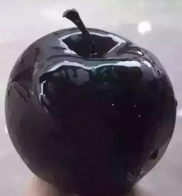 На ринку з'явився новий сорт яблук «чорний діамант»: які вони?. Чорні яблука продаються по $20 за штуку, але ніхто не хоче їх вирощувати.