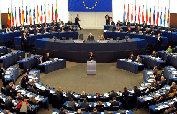 Європарламент прийняв резолюцію, в якій досить негативно відгукнувся про українські реформи та перспективи миру на Донбасі. Європарламент прийняв резолюцію, в якій досить жорстко оцінив внутрішню ситуацію в Україні.