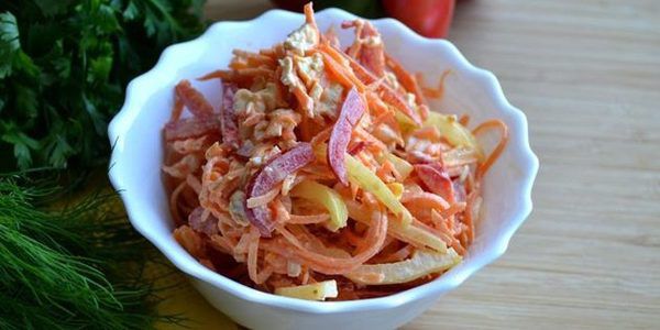 Салати з корейською морквою - смачні рецепти з фото. Навіть за умови, що гостра морква по-корейські вже є самостійною закускою, вона все ж стала складовою інших рецептів. Цей продукт відмінно поєднується з овочами, зеленню, яйцями і навіть м'ясом.