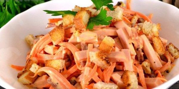 Салати з корейською морквою - смачні рецепти з фото. Навіть за умови, що гостра морква по-корейські вже є самостійною закускою, вона все ж стала складовою інших рецептів. Цей продукт відмінно поєднується з овочами, зеленню, яйцями і навіть м'ясом.