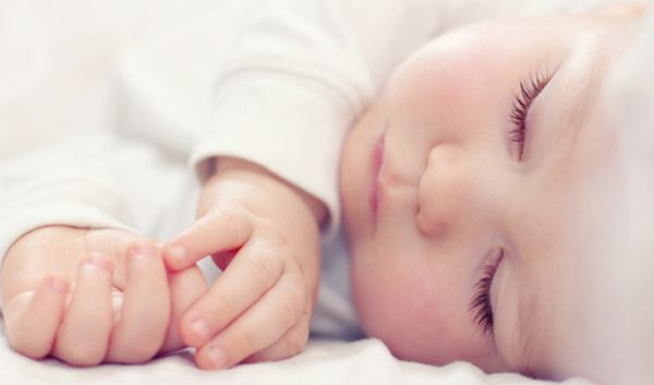 Норми сну дитини від одного до двох років. Добовий сон малюків забезпечує їм достатній відпочинок і відновлення всіх систем організму, в нормі становить приблизно 12-13,5 годин.
