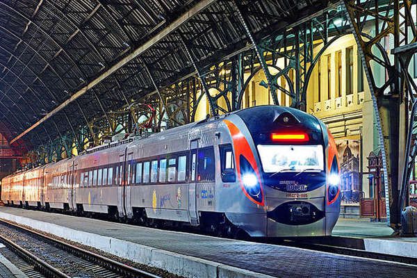 "Укрзалізниця" запустить новий нічний експрес. "Укрзалізниця" запускає нічний поїзд Запоріжжя - Ужгород, перший рейс – 16 грудня.