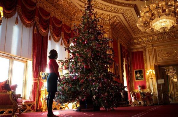 Як члени королівської сім'ї прикрашають свої Різдвяні ялинки. Королівська сім'я допомогла популяризувати ялинки, тому це правильно, якщо ви дізнаєтеся, що вони роблять зі своїми.