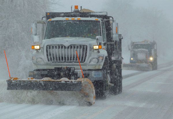 Укравтодор попереджає: дороги країни замітає снігом. 16 грудня дороги України замітає снігом, водіїв попередили про небезпеку.