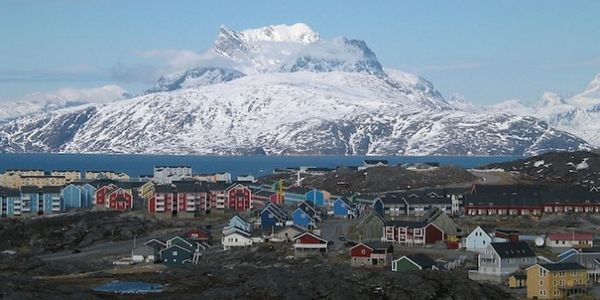Гренландія: 20 цікавих фактів з життя на острові. Гренландія є найбільшим островом в світі, хоча в той же час населення всього 56 тисяч чоловік, що дозволяє побити рекорд по найнижчій щільності жителів.