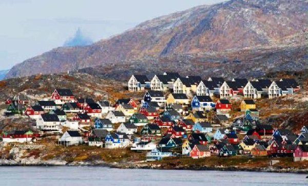 Гренландія: 20 цікавих фактів з життя на острові. Гренландія є найбільшим островом в світі, хоча в той же час населення всього 56 тисяч чоловік, що дозволяє побити рекорд по найнижчій щільності жителів.