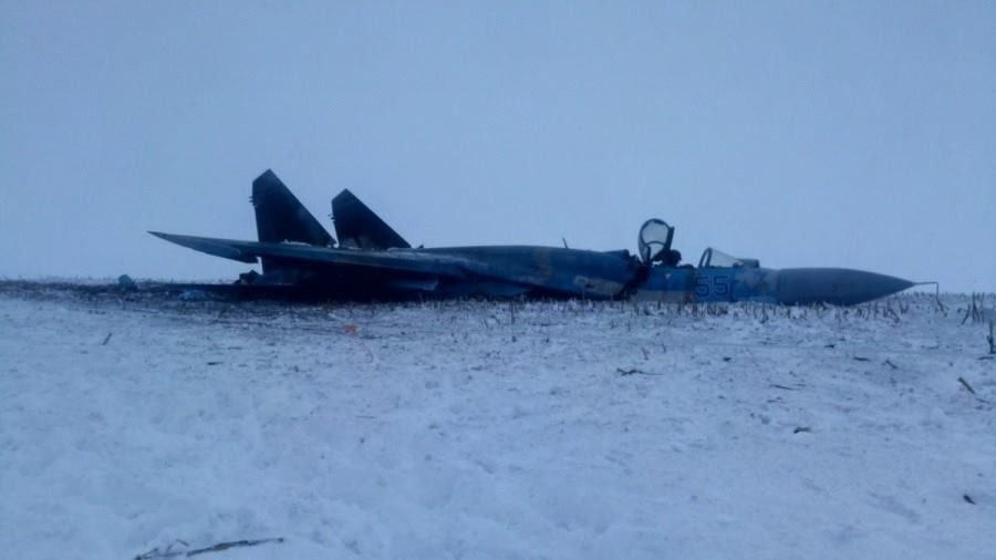 У мережі з'явилися фотографії з місця катастрофи винищувача Су-27, який впав у Житомирській області. Винищувач впав у полі і судячи по фото довго ковзав по мерзлій землі.