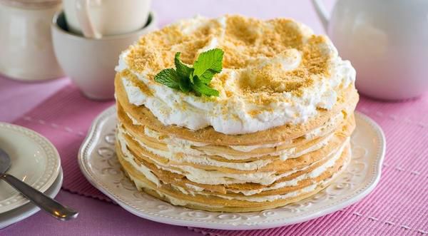 Секрети приготування торта "Наполеон" з пломбірним кремом. Смак у тортика ніжний, з приємним відтінком пломбіру, кожен шматочок просто тане в роті і приносить справжню насолоду.