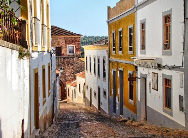 Португалія - країна для поціновувачів традицій й історичної спадщини. Вдихаючи запах апельсинів, прогулюючись набережними, насолоджуючись вином, можна трохи ближче пізнати цю країну.