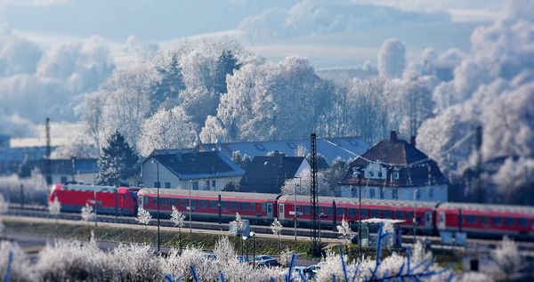 "Укрзалізниця" вже призначила 23 "святкових" потяга. Традиційно найпопулярніші зимові напрямки - Львів, Закарпаття та Прикарпаття, тому більшість потягів курсуватимуть саме на захід країни.