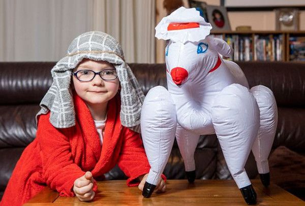 Мати купила синові надувну вівцю для різдвяної постановки в школі, а вона виявилася з магазину для дорослих. Жінці випало складне завдання — пояснити п'ятирічці, що не так з його новою іграшкою.