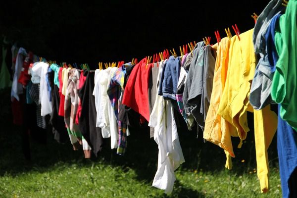 Чи можна роздавати або викидати свій одяг? Ось як слід вчинити з непотрібними речами