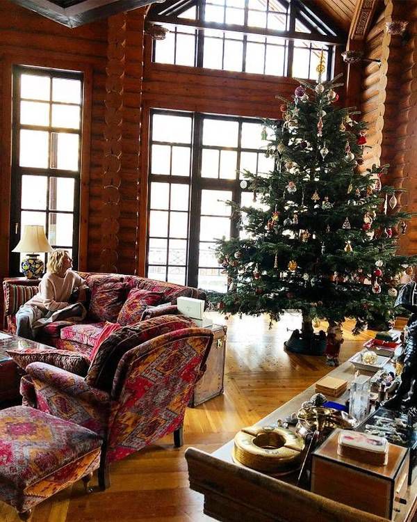 Юлія Висоцька нарядила в своєму будинку 4х метрову ялинку. До зустрічі Нового року в родині Висоцької майже готові.