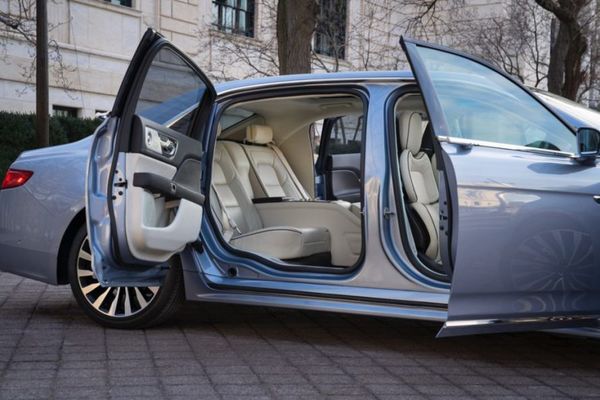 Lincoln Continental отримав "суїцидальні" двері. Інженерам вдалося встановити великі, які відкриваються на кут 90 градусів, задньопетельні двері з електроприводом.