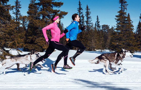 Як правильно бігати взимку: поради для здорової пробіжки. Важливу роль в зимових прогулянок відіграє одяг.
