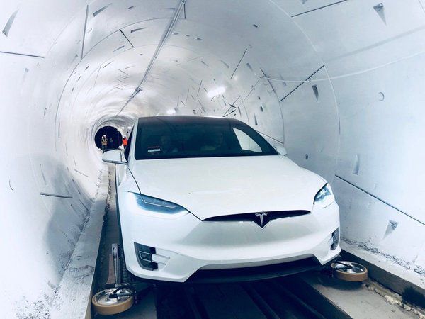 Ілон Маск показав, як Tesla перетворюється на «поїзд» в середині тунелю. Це перетворення необхідно для переміщення по підземному тунелю. В майбутньому підприємець планує створити цілу транспортну систему для таких автомобілів.