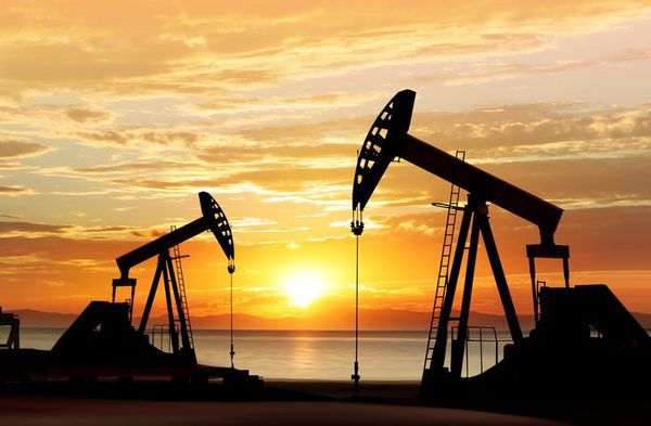 Нафта знову подешевшала: менше $50 за барель. Ціни на корисну копалину продовжують знижуватись.