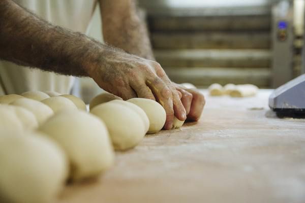 Дріжджове тісто: правила роботи з ним, його види, строки зберігання. Дріжджове тісто - одне з найбільш популярних, з нього готують пироги, ватрушки, булочки, кулеб'яки.