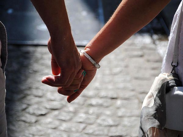 Як ви тримаєте за руку свого партнера? Це може розказати багато про ваші відносини. Ми розглянули деякі дослідження соціальної поведінки та виявили, що спосіб, як ви тримаєтесь за руки з близькою людиною, може багато чого сказати про ваші відносини.