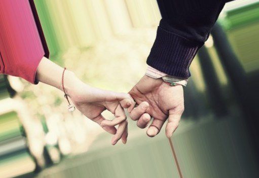 Як ви тримаєте за руку свого партнера? Це може розказати багато про ваші відносини. Ми розглянули деякі дослідження соціальної поведінки та виявили, що спосіб, як ви тримаєтесь за руки з близькою людиною, може багато чого сказати про ваші відносини.