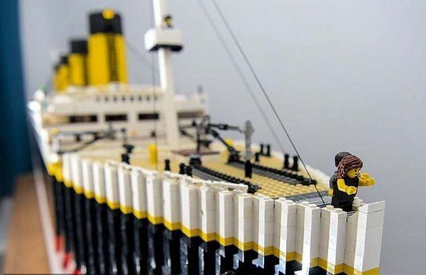 65-річний чоловік за 2 роки створив з кубиків LEGO величезну копію Титаніка. Дідусь створив точну копію "Титаніка", використовуючи для цього 40 тисяч кубиків Lego, при цьому його 3-метрова модель навіть може похвалитися міні-версіями головних героїв фільму Джеком і Роуз.